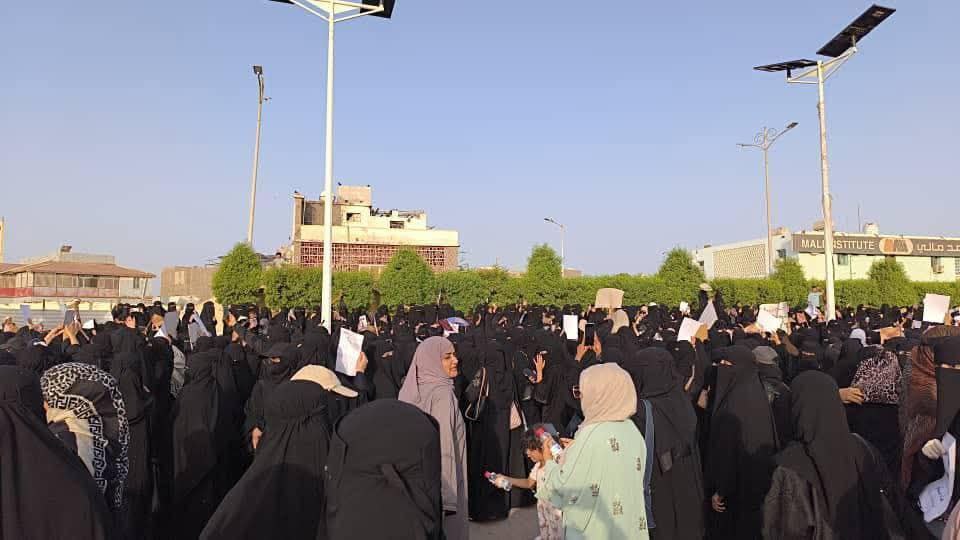 نساء عدن يدعين لتجمع سلمي للمطالبة بتحسين الخدمات الأساسية