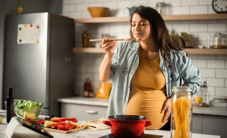 رائحة الأطعمة الدسمة أثناء الحمل قد تزيد خطر السمنة عند الأطفال