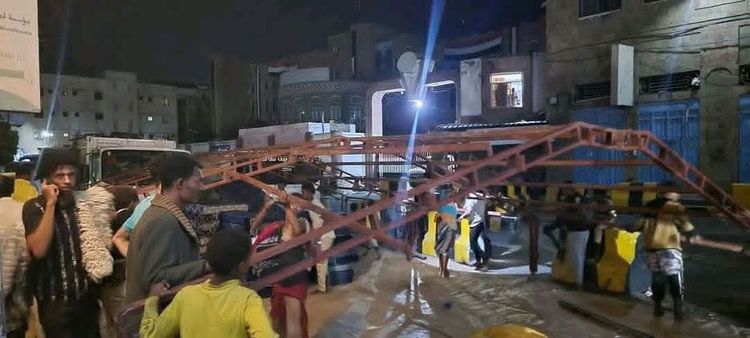 صورة نشرتها منصة قصتنا على الفيسبوك تظهر خياما نُصبت أمام مبنى محافظة تعز مساء يوم مقتل افتِهان المشهري. تم التقاطها من قبل الأرشيف اليمني 17 كانون الأول/ديسمبر 2025.