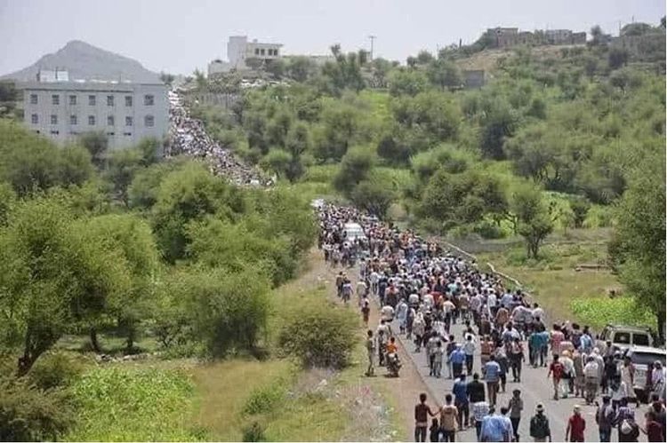 صورة نشرها محمد القرشي على الفيسبوك تزعم أنها تظهر وصول أبناء منطقة الحجرية من المناطق الريفية للمشاركة في المسيرة المتجهة نحو مبنى السلطة المحلية. تم التقاطها من قبل الأرشيف اليمني 24 كانون الأول/ديسمبر 2025