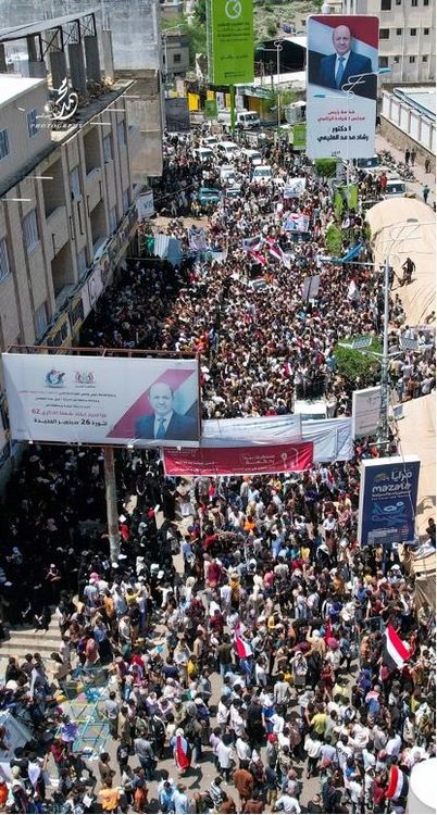 صورة نشرها المصور محمد القرشي على الفيسبوك يظهر لحظة وصول مسيرة أبناء الحجرية الى شارع جمال امام مبنى محافظة تعز. صورة تم التقاطها من قبل الأرشيف اليمني بتاريخ 17 كانون الأول/ديسمبر 2025