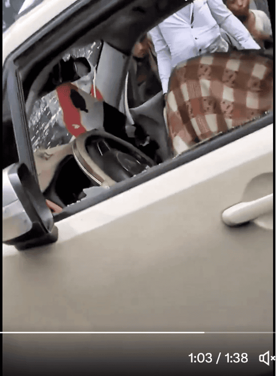 لقطة شاشة من مقطع فيديو (يتضمن محتوى صادمًا) نشره حساب تعز تايم على منصة اكس، تُظهر جثمانًا مغطى داخل المركبة من جهة مقعد السائق. تم التقاطها من قبل الأرشيف اليمني بتاريخ 22 كانون الأول/ديسمبر 2025.