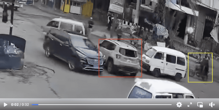 لقطة شاشة من مقطع فيديو نشر على الفيسبوك عبر حساب عبدالرقيب الصبري، تُظهر تسجيل كاميرا مراقبة للحظة اقتراب الدراجة النارية. يشير المربع الأحمر في الصورة إلى مركبة افتِهان المشهري، فيما يبرز المربع الأصفر الدراجة النارية التي يُقال إن المنفذين استخدموها. تم التقاطها و تحديد العناصر الظاهرة من قبل الأرشيف اليمني بتاريخ 7 تشرين الثاني/نوفمبر 2025.