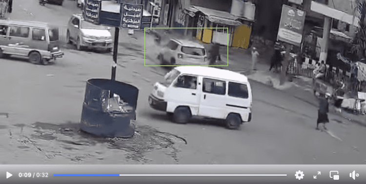 لقطة شاشة من مقطع فيديو نشر على الفيسبوك عبر حساب عبدالرقيب الصبري، تُظهر ما يبدو أنه لحظة استهداف مركبة افتِهان المشهري قبل أن تلوذ الدراجة النارية بالفرار. كما يُظهر التسجيل وجود مركبات أخرى ومدنيين في محيط الموقع وقت وقوع الحادثة. يشير المربع الأخضر في الصورة إلى الدراجة النارية ومركبة المشهري أثناء الهجوم. تم التقاطها و تحديد العناصر الظاهرة من قبل الأرشيف اليمني بتاريخ 7 تشرين الثاني/نوفمبر 2025.
