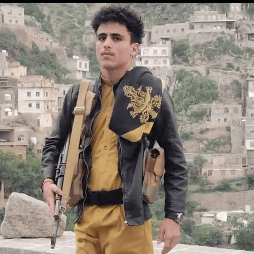 صورة نشرها الصحفي راشد معروف على منصة إكس، يزعم يُزعم أنها تُظهر محمد صادق وهو يحمل بندقية من طراز كلاشينكوف مُعلّقة على كتفه بواسطة حزام، ويبدو أنه يرتدي حقيبة مُعلّقة على الكتف الآخر. الصورة تم التقاطها من قبل الأرشيف اليمني بتاريخ 14 كانون الأول/ديسمبر 2025.