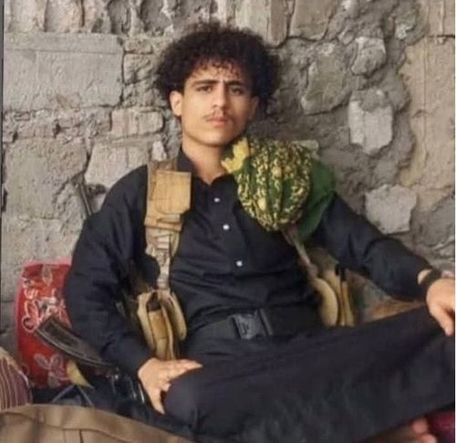 قطتا شاشة من منشورين على فيسبوك لكل من محمد المخلافي وحسام الدالي القيسي، يُزعم أنهما تُظهران محمد صادق وهو يحمل بندقية من طراز كلاشينكوف مُعلّقة على كتفه بواسطة حزام. الصورة تم التقاطها من قبل الأرشيف اليمني بتاريخ 16 كانون الأول/ديسمبر 2025.