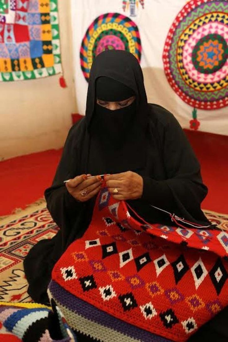 يُتقنّ الصنعة ويخسرن الأجر.. حكايات يمنية خلف جدار الاقتصاد غير المرئي