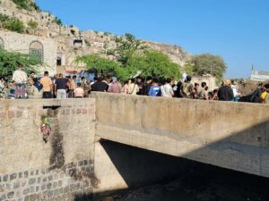 تجمع الأهالي للبحث عن الطفل أيلول قرب سد العامرية