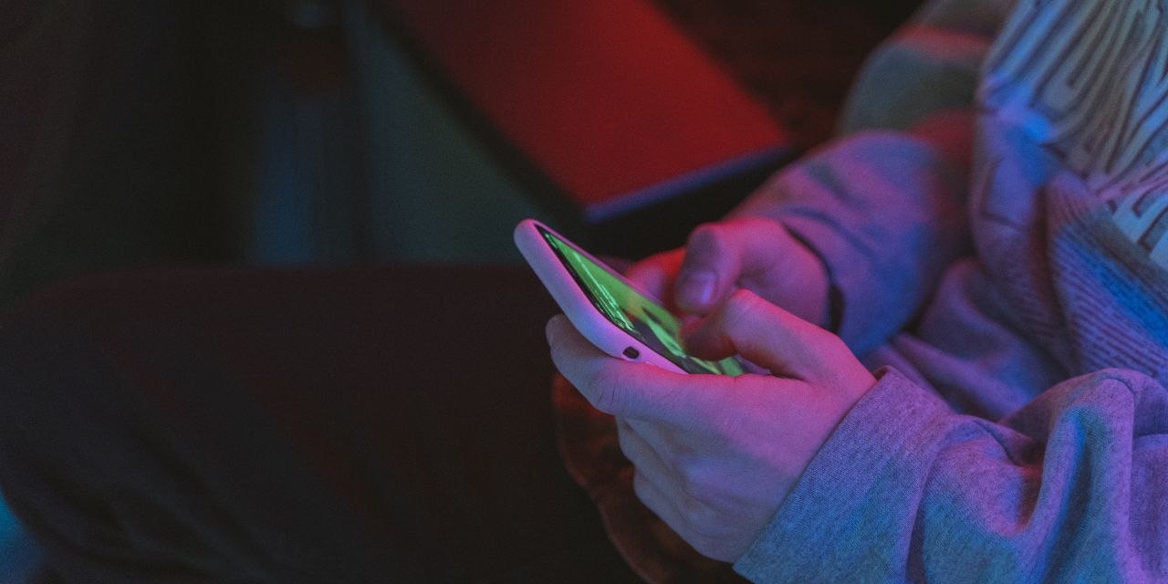 صوناً للعفة والحفاظ على قيم المجتمع: نساء حضرموت في مواجهة غول الابتزاز الرقمي
