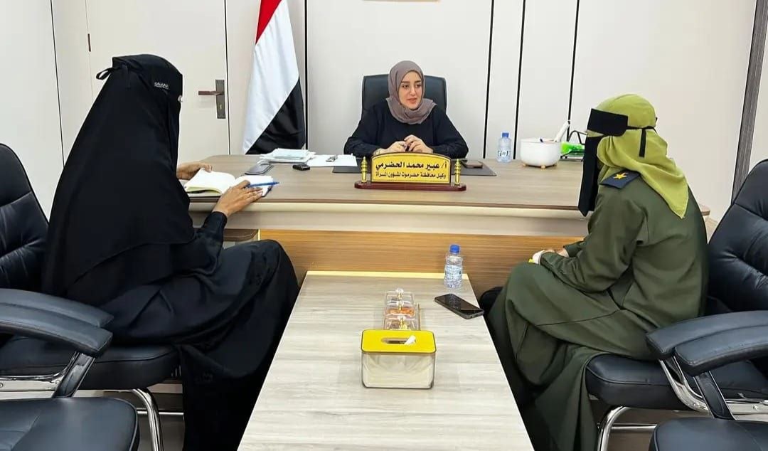 حضرموت تبحث احتياجات السجينات الصحية وفرص تأهيل نزلاء دار الأحداث